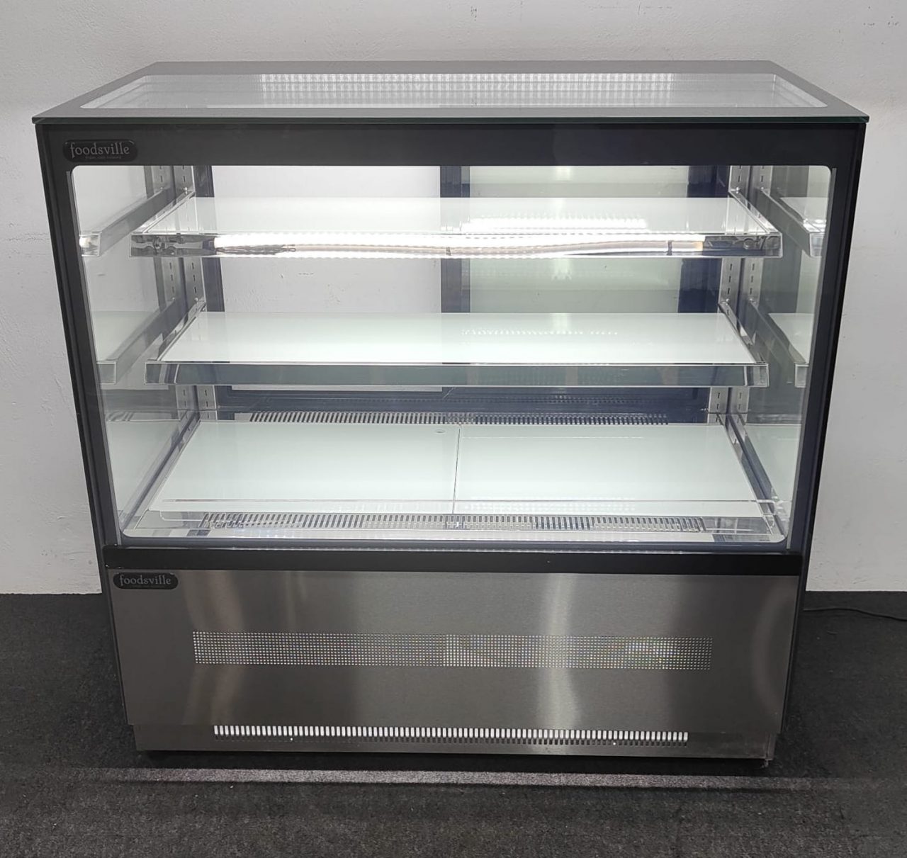 New Foodsville 900mm Illuminated Square Glass Refrigerated Showcase Display On Wheels Sweet